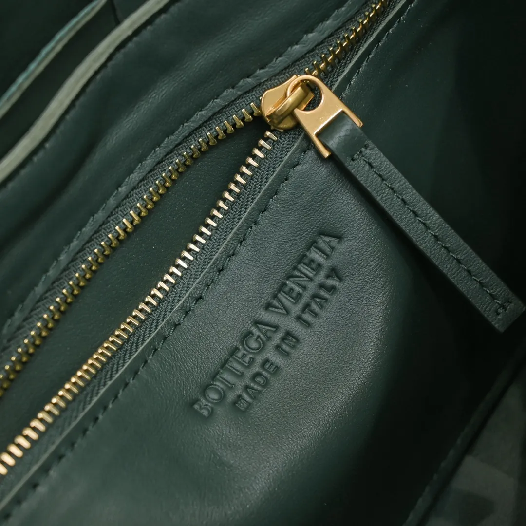 The new CASSETTE has a new version. Metal accessories. This is a popular item. The leather surface is replaced by pebbled cowhide that is more wear-resistant and durable. The inner leather is still made of soft lambskin. What is even more unique is that highly designed metal accessories are added to both sides of the shoulder strap. The metal on both sides is deliberately loosened, making a pleasant "ding" sound during use. The ultra-detailed design is perfect! Size 23x15x5.5 Model 6687#